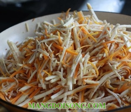 Cách làm chả giò tôm thịt ngon ăn chung với bún tươi rau sống 7