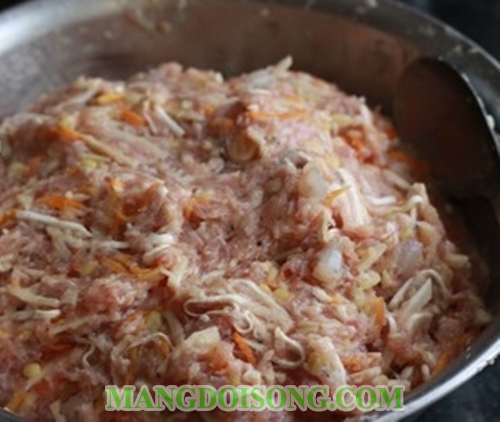 Cách làm chả giò tôm thịt ngon ăn chung với bún tươi rau sống 9
