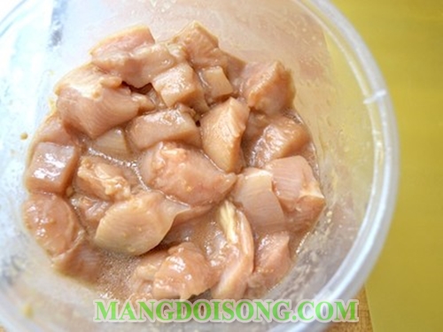 Cách làm gà xào rau củ ngon đậm đà dùng cho bữa cơm chiều mưa 2