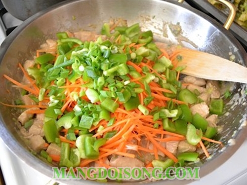 Cách làm gà xào rau củ ngon đậm đà dùng cho bữa cơm chiều mưa 6
