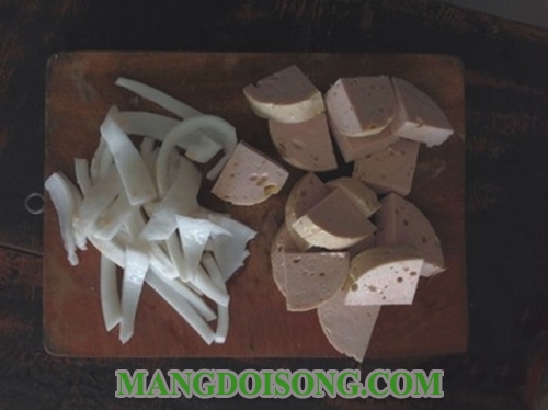 Cách làm giò lụa kho dừa ngon béo ngọt cho bữa cơm gia đình thêm thú vị 3