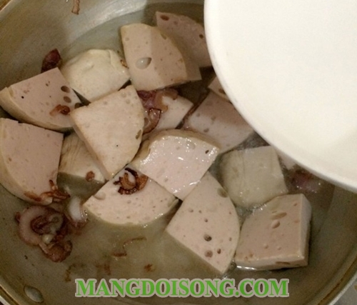 Cách làm giò lụa kho dừa ngon béo ngọt cho bữa cơm gia đình thêm thú vị 4
