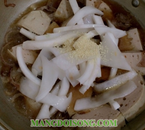 Cách làm giò lụa kho dừa ngon béo ngọt cho bữa cơm gia đình thêm thú vị 5