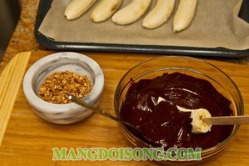 Cách làm kem chuối chocolate hạnh nhân ngon độc đáo cho bé yêu thưởng thức 4