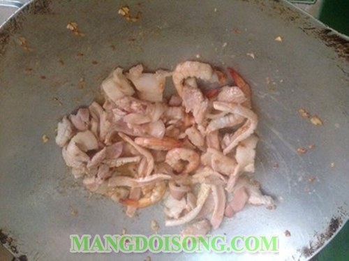 Cách làm mì xào giòn hải sản thơm ngon theo công thức và cách trình bày của nhà hàng3