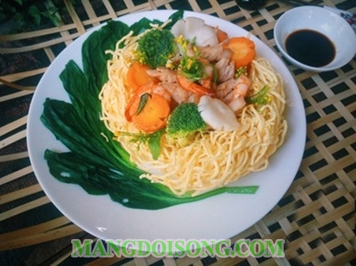 Cách làm mì xào giòn hải sản thơm ngon theo công thức và cách trình bày của nhà hàng 6