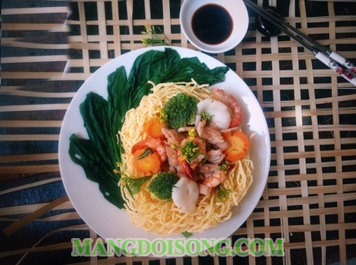 Cách làm mì xào giòn hải sản thơm ngon theo công thức và cách trình bày của nhà hàng 7