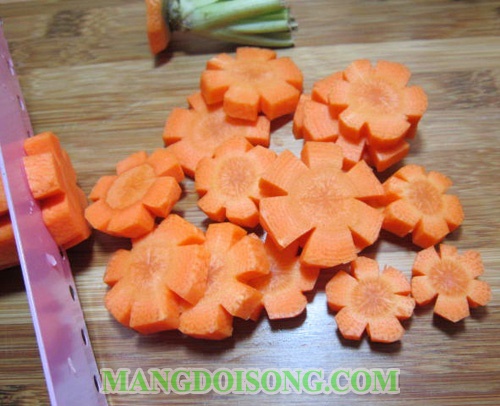 Cách làm mứt cà rốt ngon đơn giản nhất tại nhà cho ngày tết với hình hoa mai đỏ đẹp mắt 2