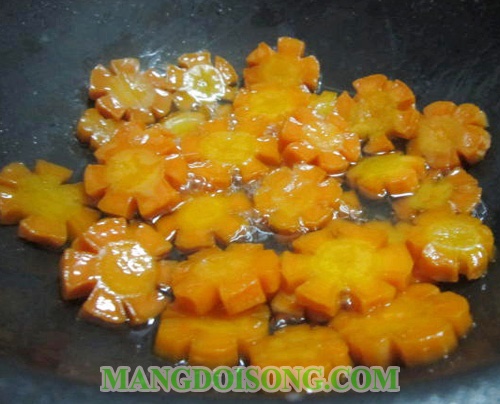 Cách làm mứt cà rốt ngon đơn giản nhất tại nhà cho ngày tết với hình hoa mai đỏ đẹp mắt 6