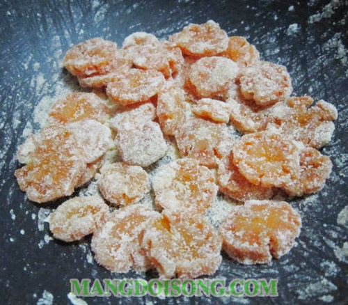 Cách làm mứt cà rốt ngon đơn giản nhất tại nhà cho ngày tết với hình hoa mai đỏ đẹp mắt 7
