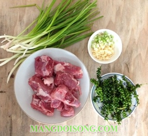 Cách làm sườn non rim tiêu xanh thơm ngon nồng ấm cho bữa cơm chiều mưa 1