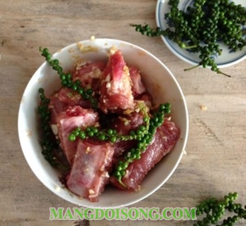 Cách làm sườn non rim tiêu xanh thơm ngon nồng ấm cho bữa cơm chiều mưa 3