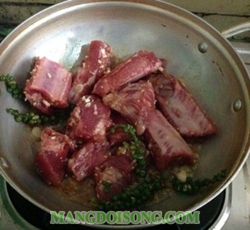 Cách làm sườn non rim tiêu xanh thơm ngon nồng ấm cho bữa cơm chiều mưa 5