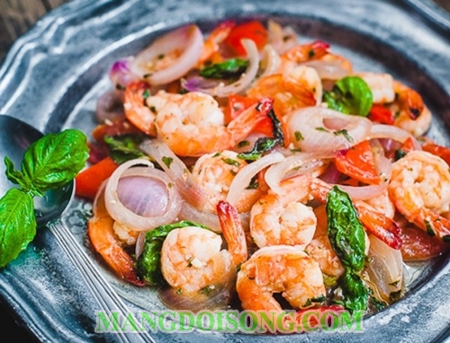Cách làm tôm xào húng quế thơm ngon cho bữa cơm ngày mưa thêm thú vị 6