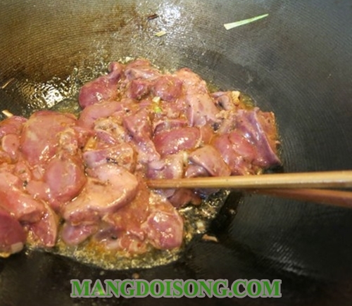Cách nấu cơm gà hội an ngon đúng điệu theo phương pháp truyền thống của người hội an xưa 9