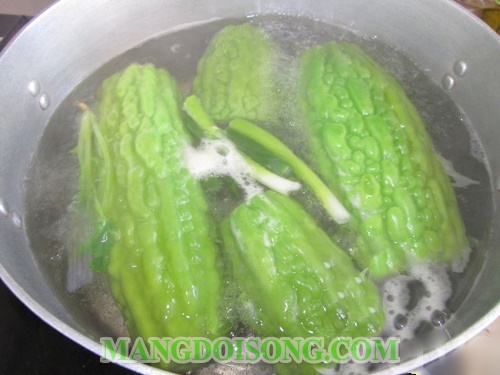 Cách nấu khổ qua nhồi thịt ngon không đắng xanh tươi đẹp mắt ngày tết 5