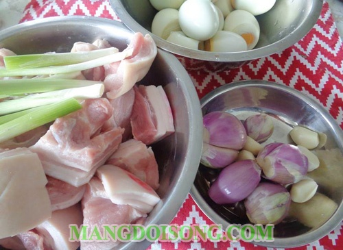 Cách nấu thịt kho tàu ngon nhất đúng điệu đơn giản với trứng cút cho ngày tết 1