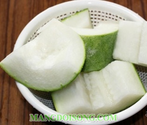 Cách nấu trà bí đao thơm ngon mát gan giải độc tại nhà giống như nước uống đóng lon 2