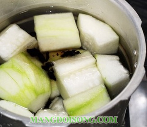 Cách nấu trà bí đao thơm ngon mát gan giải độc tại nhà giống như nước uống đóng lon 3