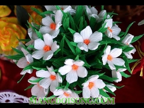 Hoa lưu ly hay còn gọi là hoa Forget me not, hoa thủy chung, hoa bâng khuâng hay hoa lỗ bì hoa có màu xanh trắng hay màu tím violet đặc trưng mọc nhiều ở Đả Lạt. Cây lưu ly thân thảo cói mùi thơm dịu ngọt hết sức gần gũi và hấp dẫn. Hoa lưu ly đã trở thành nguồn thơ, nguồn cảm xúc của biết bao câu chuyện tình cảm lãng mạn mà sâu sắc. Khi tặng hoa này người tạng muốn gởi gắm tình cảm, niềm thương nhớ mênh mông đến người nhận. Hoa lưu ly có thể làm quà tặng hoặc có thể làm hoa trưng bày đặc biệt là hoa lưu ly được làm bằng giấy rất đẹp và giữ được lâu nên món quà này sẽ rất phù hợp với những nàng có tâm hồn trong sáng và tình yêu lãng mạn đấy. Hãy Đến với Mangdoisong.com để được hướng dẫn cách làm hoa lưu ly handmade đẹp bằng giấy cho bạn gái khéo tay nhé! Xem Video cách làm hoa lưu ly handmade đẹp bằng giấy nhún biểu tượng của tình yêu thủy chung: Dấu yêu ơi, gởi anh cánh hoa này Dẫu bây giờ hoa đã tàn đã úa Chỉ mới đây thôi hoa vẫn còn rực rỡ Như chúng mình từng vui vẻ bên nhau Chuyện tình mình bao mật ngọt đớn đau Xin đừng quên, xin đừng quên, anh hỡi! Dấu yêu ơi, lời hoa này xin gửi Thay lời trái tim tha thiết nguyện cầu   Như vậy là chúng ta đã hoàn tất quá trình làm hoa lưu ly handmade đẹp bằng giấy nhún rồi. Các bạn thấy cách làm hoa lưu ly có đơn giản và hấp dẫn không nào? Hãy học hỏi làm ngay cho mình một đóa hoa lưu ly thật đẹp để làm quà tặng cho người thương hay dùng làm vật trang trí trong nhà nhé. Một đóa hoa sẽ làm cho căn phòng của bạn thêm sáng lạng và sang trọng hơn đấy. Mangdoisong.com chúc các bạn thành công và gặp nhiều thành công trong cuộc sống, hạnh phúc trong tình yêu. Nếu thấy bài viết hay và hữu ích thì hãy like và share để mọi người cùng biết nhé! 1