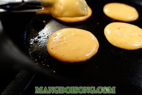 Món ngon Halloween bánh pancake bí ngô ngon xốp mềm tuyệt hảo 4
