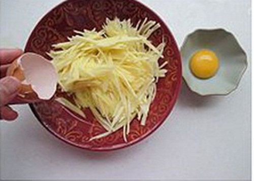 Cách làm bánh trứng chiên ngon với khoai tây cho bữa sáng đơn giản tại nhà 2