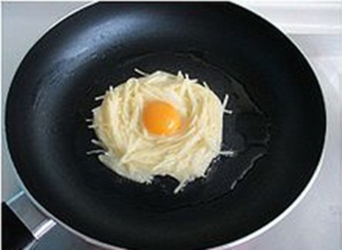 Cách làm bánh trứng chiên ngon với khoai tây cho bữa sáng đơn giản tại nhà 6