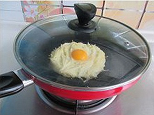 Cách làm bánh trứng chiên ngon với khoai tây cho bữa sáng đơn giản tại nhà 7