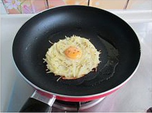Cách làm bánh trứng chiên ngon với khoai tây cho bữa sáng đơn giản tại nhà 8