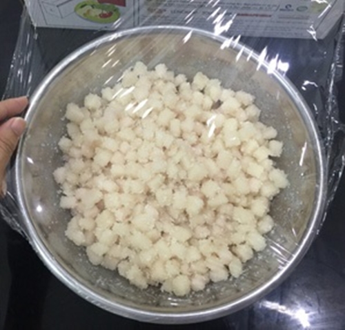 <p>Trong quá trình làm bánh trung thu thì làm nhân bánh là khâu quan trọng nhất quyết định đến mùi vị của món ăn. Nhân bánh trung thu có rất nhiều nguyên liệu để phần nhân ngon thì tấ cả các nguyên liệu đều phải đạt chuẩn tuy nhiên phần quan trọng nhất trong nhân bánh trung thu đó chính là mứt mỡ. <strong>Mứt mỡ</strong> có ngon thì bánh trung thu mới mang được hương vị thuần khiết của chiếc bánh nướng tạo nên một món bánh trứ danh ngày rằm. Cùng Mangdoisong.com vào bếp học<strong> Cách làm nhân bánh trung thu ngon</strong> như mua ngoài hiệu nhé!</p>  <h2>Nguyên liệu làm nhân bánh trung thu mứt mỡ</h2>  <ul> 	<li>1kg mỡ phần hay  còn gọi là mỡ thăn</li> 	<li>600g đường kính</li> 	<li>5g muối</li> </ul>  <h2>Cách làm nhân bánh trung thu mứt mỡ</h2>  <ul> 	<li>Thịt mỡ phần mua về các bạn rửa sạch nhiều lần với nước sau đó cho vào nồi đổ ngập nước rồi cho muối vào luộc trong 15 phút mỡ sẽ chín.</li> </ul>  <p style="text-align:center"><img alt="Cách làm nhân bánh trung thu ngon như mua ngoài hiệu 1" src="/Images/Upload/2016/9/Images/Cach-lam-nhan-banh-trung-thu-mut-mo-ngon%201.jpg" style="height:467px; width:500px" /></p>  <ul> 	<li>Mỡ chín vớt mỡ ra sau đó rửa lại với nước chảy để loại bỏ phần bọt bám bên ngoài rồi cắt hạt lựu phần mỡ này.</li> </ul>  <p style="text-align:center"><img alt="Cách làm nhân bánh trung thu ngon như mua ngoài hiệu 2" src="/Images/Upload/2016/9/Images/Cach-lam-nhan-banh-trung-thu-mut-mo-ngon%202.jpg" style="height:463px; width:500px" /></p>  <ul> 	<li>Cho mỡ và đường vào một cái âu lớn trộn đều.</li> </ul>  <p style="text-align:center"><img alt="Cách làm nhân bánh trung thu ngon như mua ngoài hiệu 3" src="/Images/Upload/2016/9/Images/Cach-lam-nhan-banh-trung-thu-mut-mo-ngon%203.jpg" style="height:472px; width:500px" /></p>  <p style="text-align:center"><img alt="Cách làm nhân bánh trung thu ngon như mua ngoài hiệu 4" src="/Images/Upload/2016/9/Images/Cach-lam-nhan-banh-trung-thu-mut-mo-ngon%204.jpg" style="height:470px; width:500px" /></p>  <ul> 	<li>Dùng màng bọc thực phẩm bọc kín miệng âu rồi để ủ trong 5 ngày.</li> </ul>  <p style="text-align:center"><img alt="Cách làm nhân bánh trung thu ngon như mua ngoài hiệu 5" src="/Images/Upload/2016/9/Images/Cach-lam-nhan-banh-trung-thu-mut-mo-ngon%205.jpg" style="height:478px; width:500px" /></p>  <h2>Bảo quản và sử dụng</h2>  <ul> 	<li>Việc bảo quản mứt mỡ bạn nên bảo quản trong điều kiện nhiệt độ phòng 5 ngày đầu kể từ ngày ướp và sau đó bạn nên bảo quản trong ngăn mát tủ lạnh lên đến 30 ngày.</li> 	<li>Khi sử dụng chỉ việc lấy mứt mỡ ra và dùng như mứt mỡ mua ngoài hàng.</li> </ul>  <p style="text-align:center"><img alt="Cách làm nhân bánh trung thu ngon như mua ngoài hiệu 6" src="/Images/Upload/2016/9/Images/Cach-lam-nhan-banh-trung-thu-mut-mo-ngon%206.jpg" style="height:471px; width:500px" /></p>  <p><em><strong>Mứt mỡ</strong> là một nguyên liệu không thể thiếu trong phần làm bánh trung thu. Phần mứt mỡ ngon sẽ thêm phần cho chiếc bánh nướng nhân thập cẩm thêm thơm ngon chất lượng. Bạn nên cân nhắc việc làm mứt mỡ vì rất ít loại bánh dùng đến mứt mỡ làm nhân vì vậy hãy ước lượng số bánh bạn làm để làm lượng mứt mỡ cho phù hợp. Đối với việc làm bánh trung thu thì làm mứt mỡ là khâu quan trọng không kém buộc người làm phải chuẩn bị trước, chính vì vậy bạn hoàn toàn có thể làm một mẻ bánh trung thu handmade để cả nhà thưởng thức dịp trung thu, biếu nguồi thân hay lam đồ cúng rằm. Hãy trãi nghiệm và chia sẻ <strong>Cách làm nhân bánh trung thu ngon</strong> như mua ngoài hiệu với bạn bè nhé! Luôn đồng hành cùng chúng tôi để được cập nhật thật nhiều <a href="https://mangdoisong.com/tim-kiem?s=b%C3%A1nh+trung+thu">cách làm bánh trung thu</a>, các <a href="https://mangdoisong.com/danh-muc/am-thuc/mon-an-vat-ngon">món ăn vặt ngon</a>, <a href="https://mangdoisong.com/tag/mon-ngon-cho-be">món ngon cho bé</a>..v.v. Chúc các bạn thành công và ngon miệng với cách làm nhân bánh trung thu trên nhé!</em></p> 5