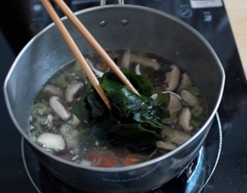 Cách nấu canh rong biển chay ngon đơn giản tại nhà cho tháng rằm 6
