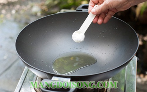 Cách chiên cá ngon giòn không dính chảo không bắn dầu tung tóe 2
