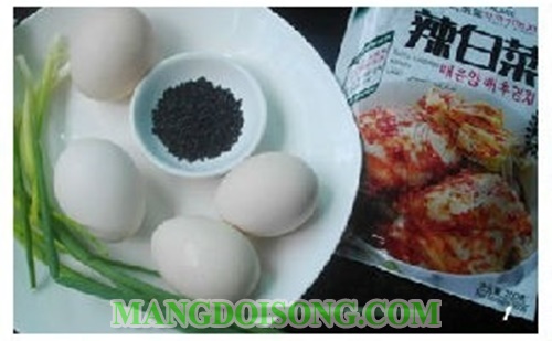 Cách chiên trứng ngon cuộn kim chi thơm nồng ấm áp ngày đông 1