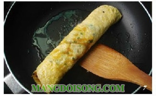 Cách chiên trứng ngon cuộn kim chi thơm nồng ấm áp ngày đông 7
