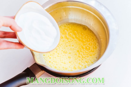 Cách làm bánh bông lan dứa thơm ngon bắt mắt đơn giản tại nhà 5