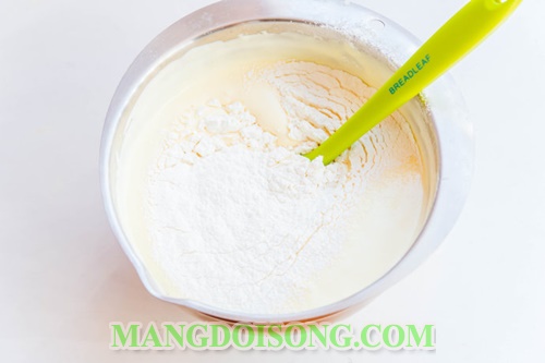 Cách làm bánh bông lan dứa thơm ngon bắt mắt đơn giản tại nhà 7