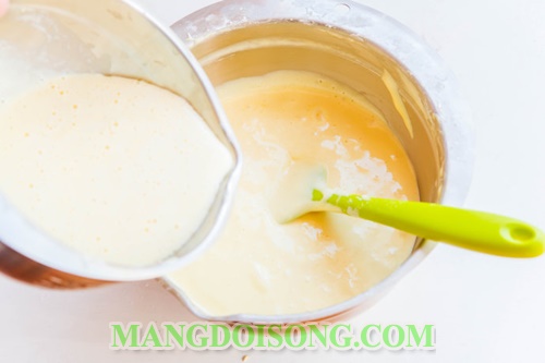Cách làm bánh bông lan dứa thơm ngon bắt mắt đơn giản tại nhà 8