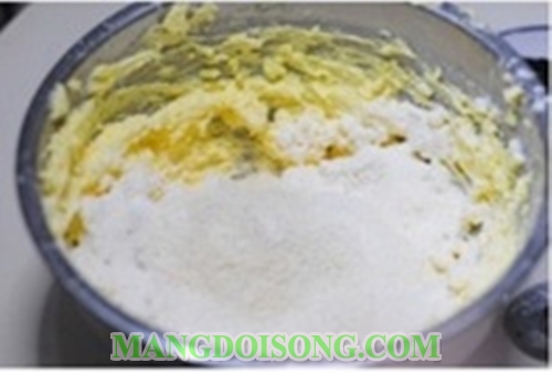 Cách làm bánh bông lan nướng nhân nho khô ngon đơn giản tại nhà mềm xốp vị chua ngọt 4