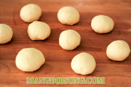 Cách làm bánh mì ngọt bơ sữa đơn giản tại nhà cho tháng rằm 6