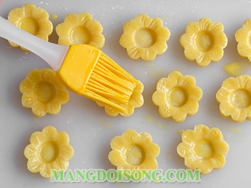 Cách làm bánh quy bơ ngon nhân dứa thơm mát cho ngày tết thêm may mắn 7