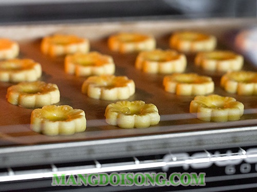 Cách làm bánh quy bơ ngon nhân dứa thơm mát cho ngày tết thêm may mắn 8