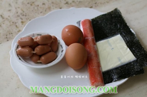 Cách làm cơm nắm ngon nhân xúc xích hình minions vô cùng đáng yêu cho bé 1