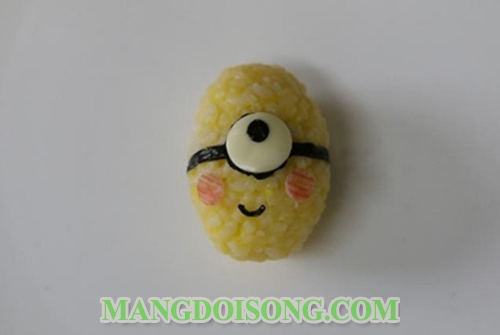 Cách làm cơm nắm ngon nhân xúc xích hình minions vô cùng đáng yêu cho bé 10
