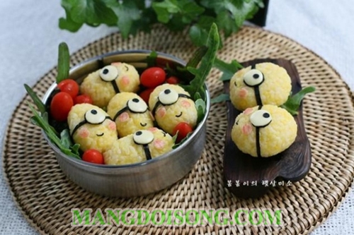 Cách làm cơm nắm ngon nhân xúc xích hình minions vô cùng đáng yêu cho bé 11