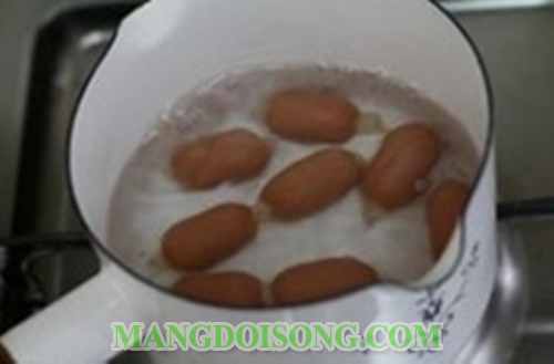 Cách làm cơm nắm ngon nhân xúc xích hình minions vô cùng đáng yêu cho bé 3