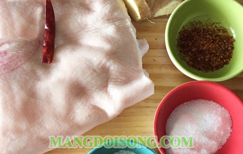 Cách làm da heo chiên giòn tẩm muối ớt không cần phơi nắng 1