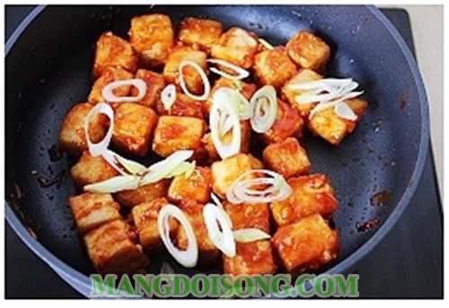 Cách làm đậu phụ sốt cà chua ngon đơn giản cho bữa cơm gia đình thêm ấm áp 6