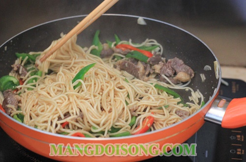 Cách làm mì xào bò ngon thơm lừng cho bữa điểm tâm sáng 5