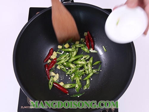 Cách làm mực xào cay ngon hấp dẫn cho bữa cơm chiều gia đình thêm đầm ấm 6