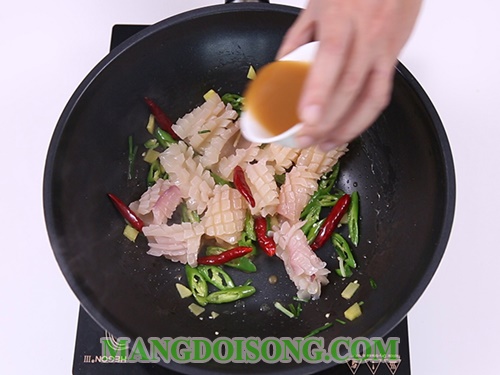 Cách làm mực xào cay ngon hấp dẫn cho bữa cơm chiều gia đình thêm đầm ấm 7